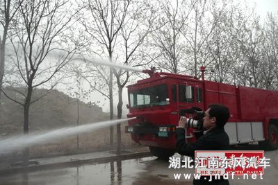 超级消防车 两分钟能喷12吨水