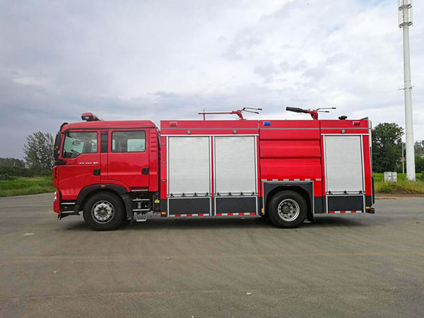 重汽豪沃7吨干粉水联用消防车